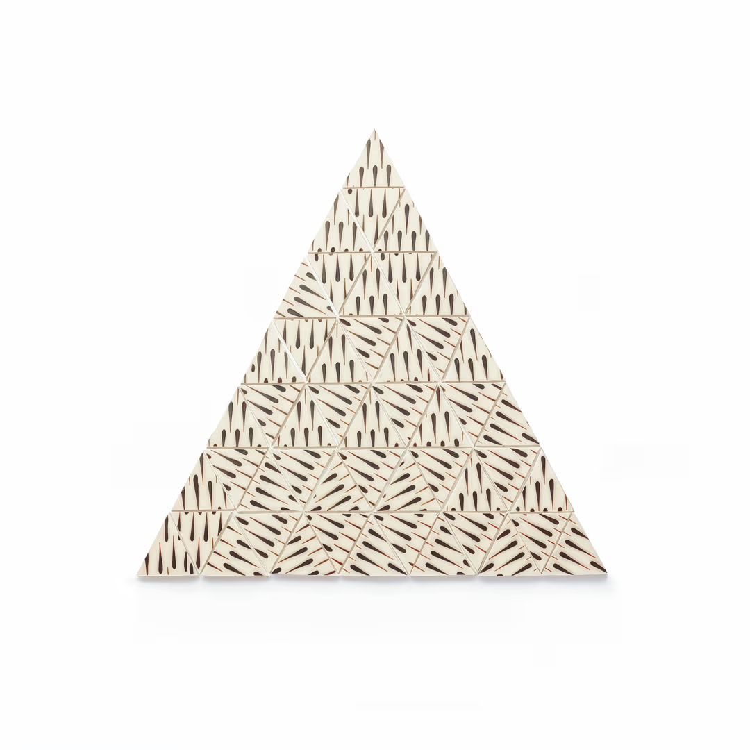 Barlo Tear Triangle snack by Papagino Foods Inc., 1 kg box containing 435 pieces of crispy, triangular snacks.