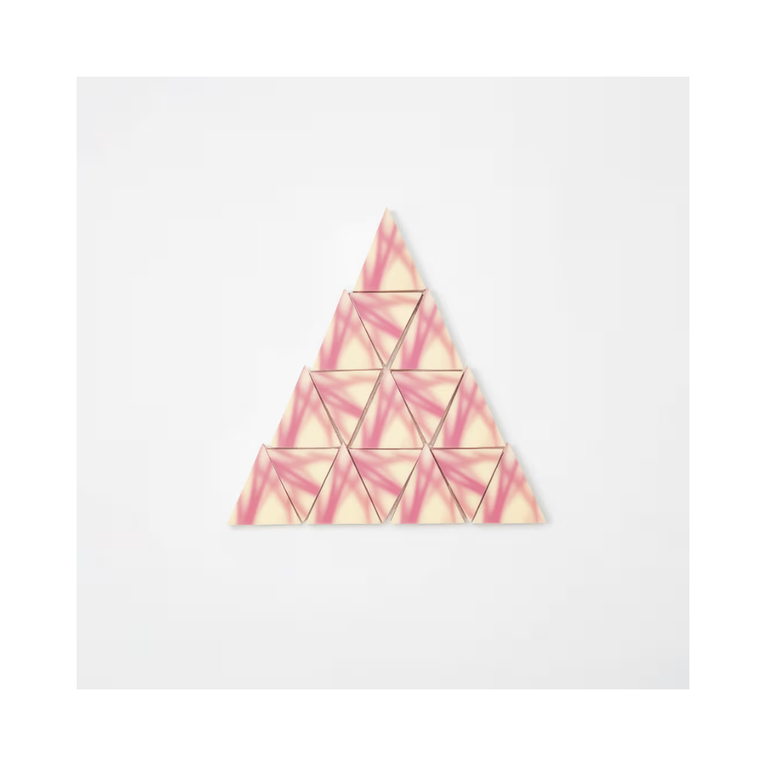 Pink patterned triangle candies from Papagino Foods Inc., 1 kg bag containing 435 pieces of colorful, decorative sweets.